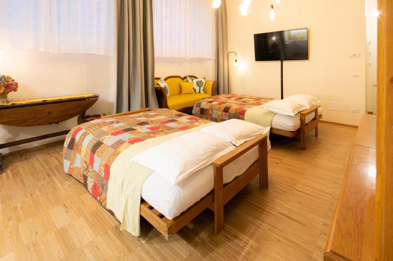La Casa Colorata - Flats In Milan - Bocconiアパートメント エクステリア 写真