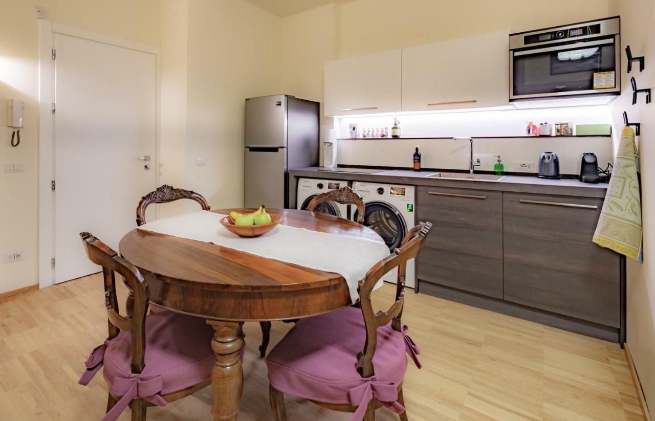 La Casa Colorata - Flats In Milan - Bocconiアパートメント エクステリア 写真